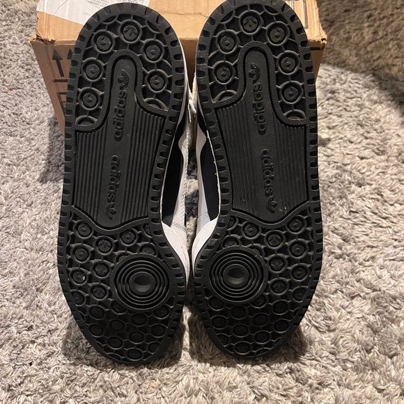 Adidas Forum White and Black High-Tops men’s 8.5/women’s 9.5 - Picture 4 of 5